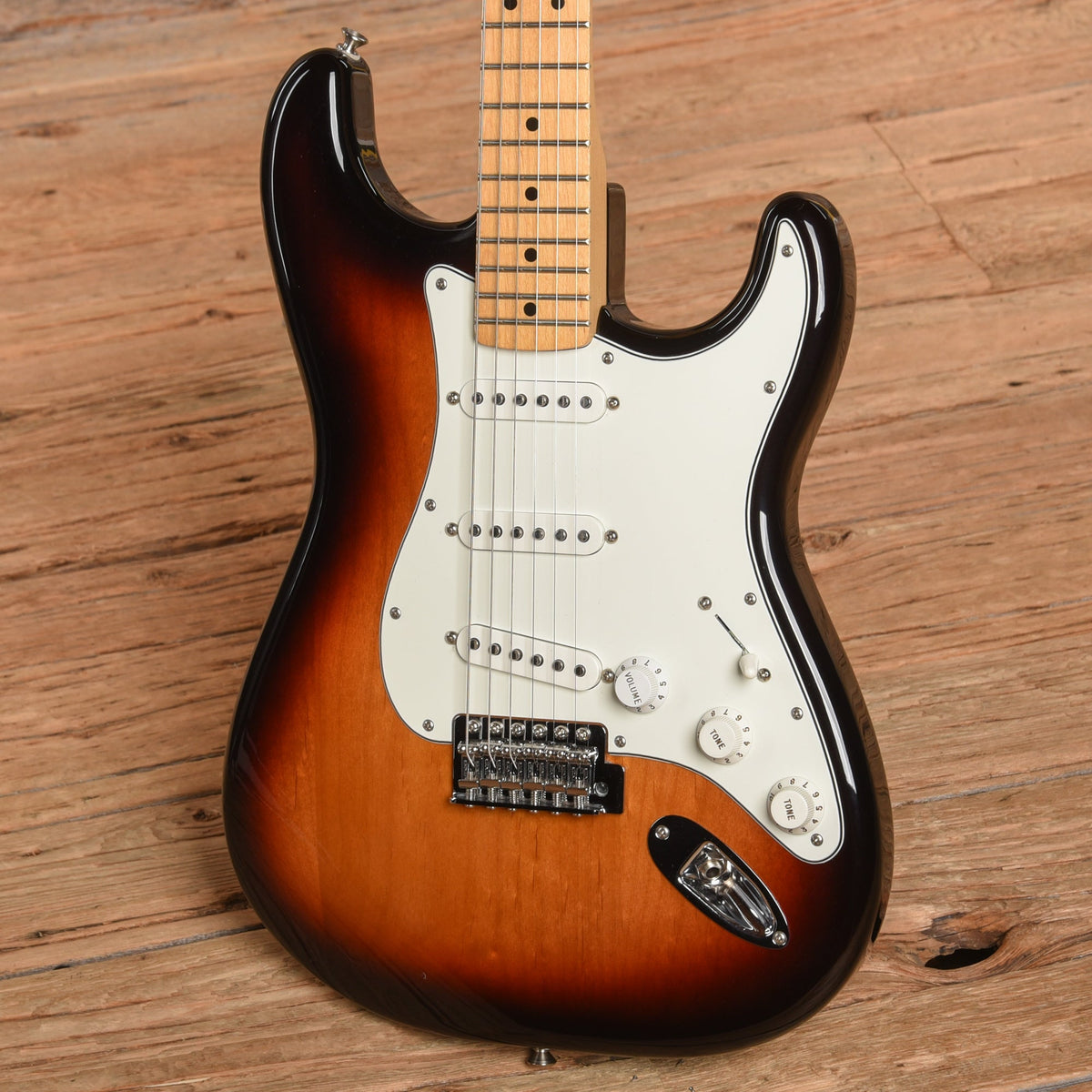 Fender Standard Stratocaster Sunburst 2017 - View 2 | MusicMarket