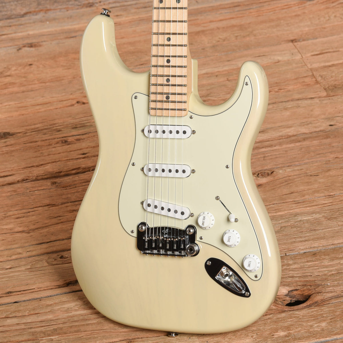 G&L USA Legacy White - View 2 | MusicMarket