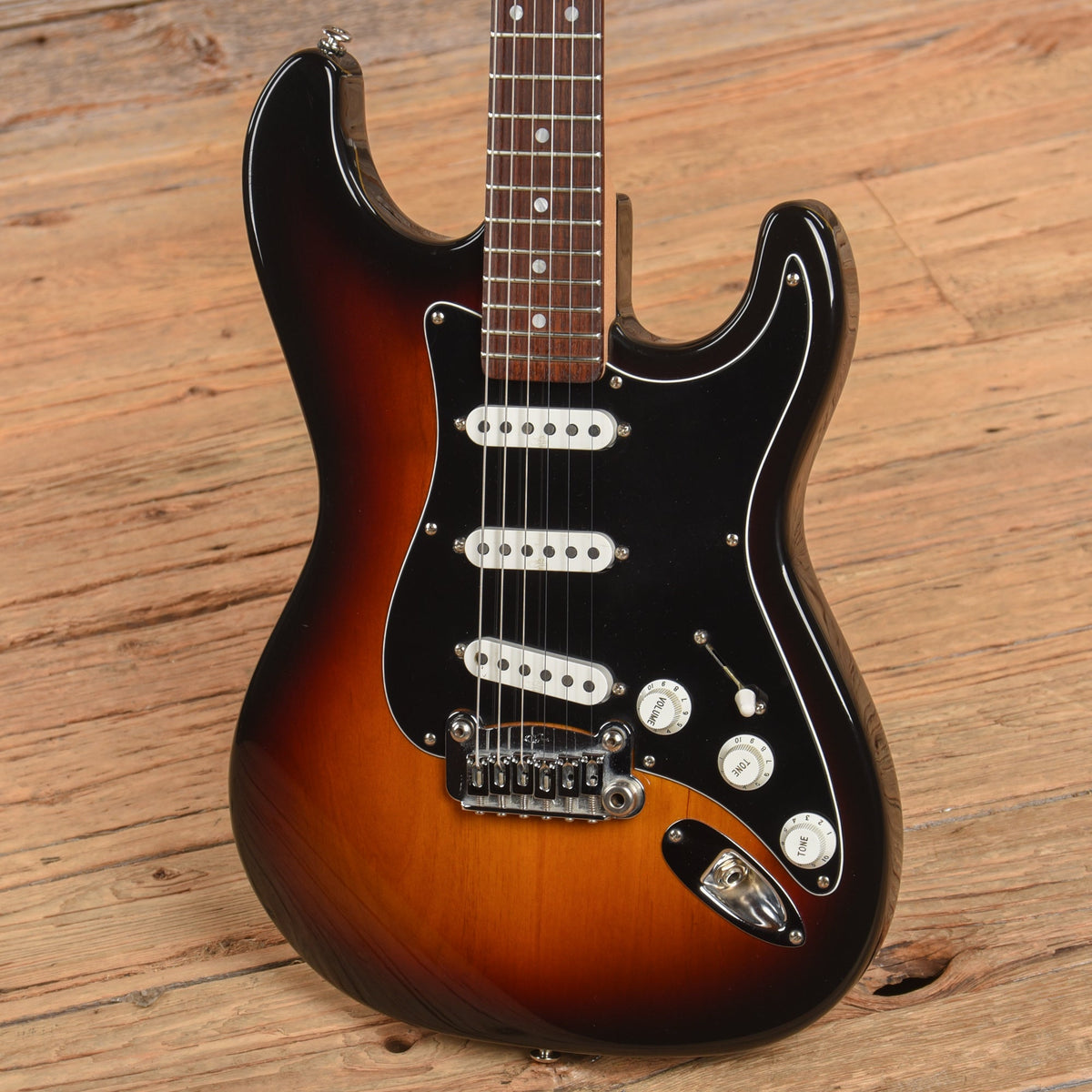 G&L USA Legcay Sunburst - View 2 | MusicMarket