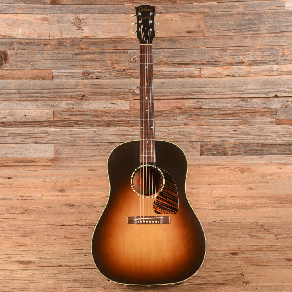 Gibson Custom 1942 Banner J-45 Sunburst 2013 - View 4 | MusicMarket
