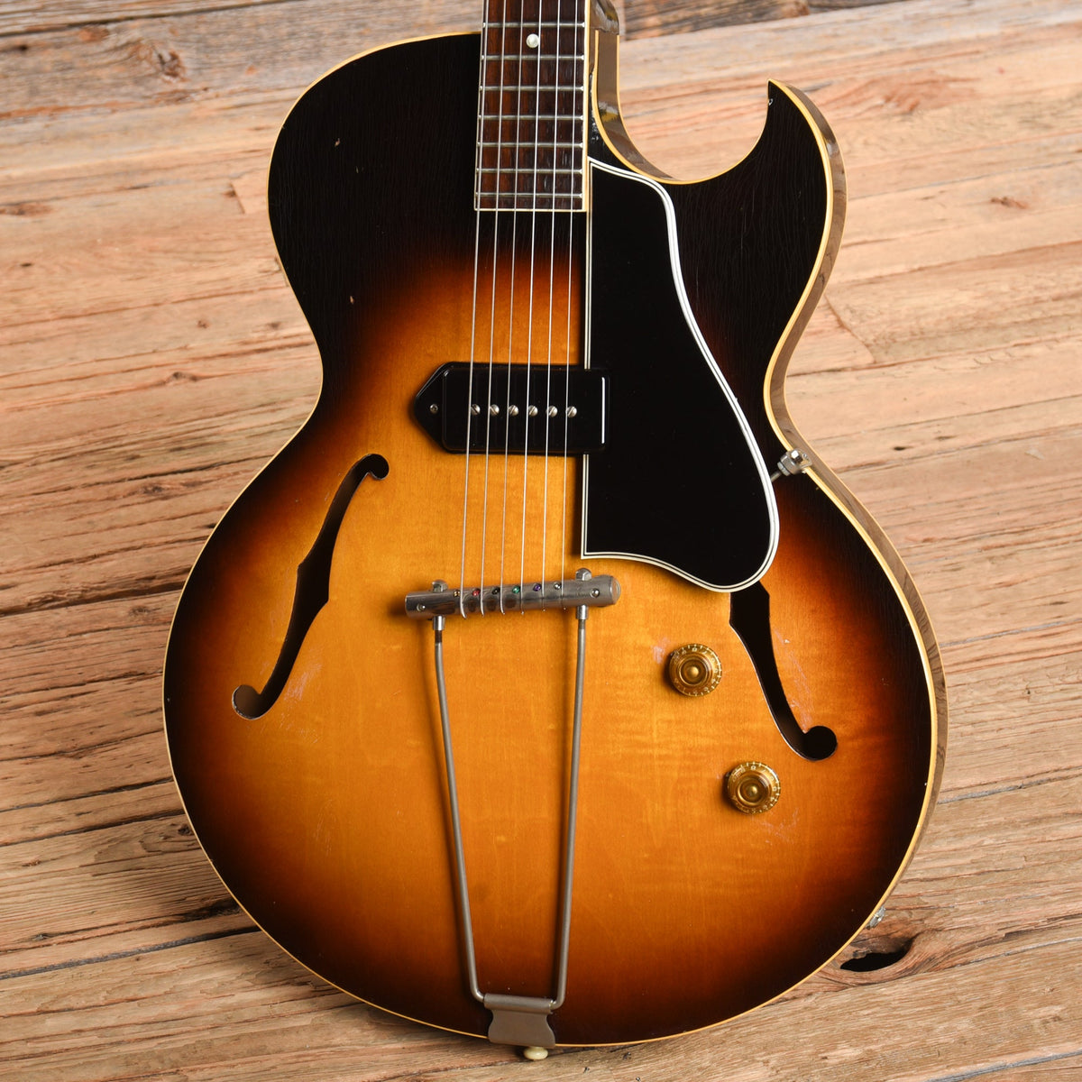 Gibson ES-225 Sunburst 1958 - View 2 | MusicMarket