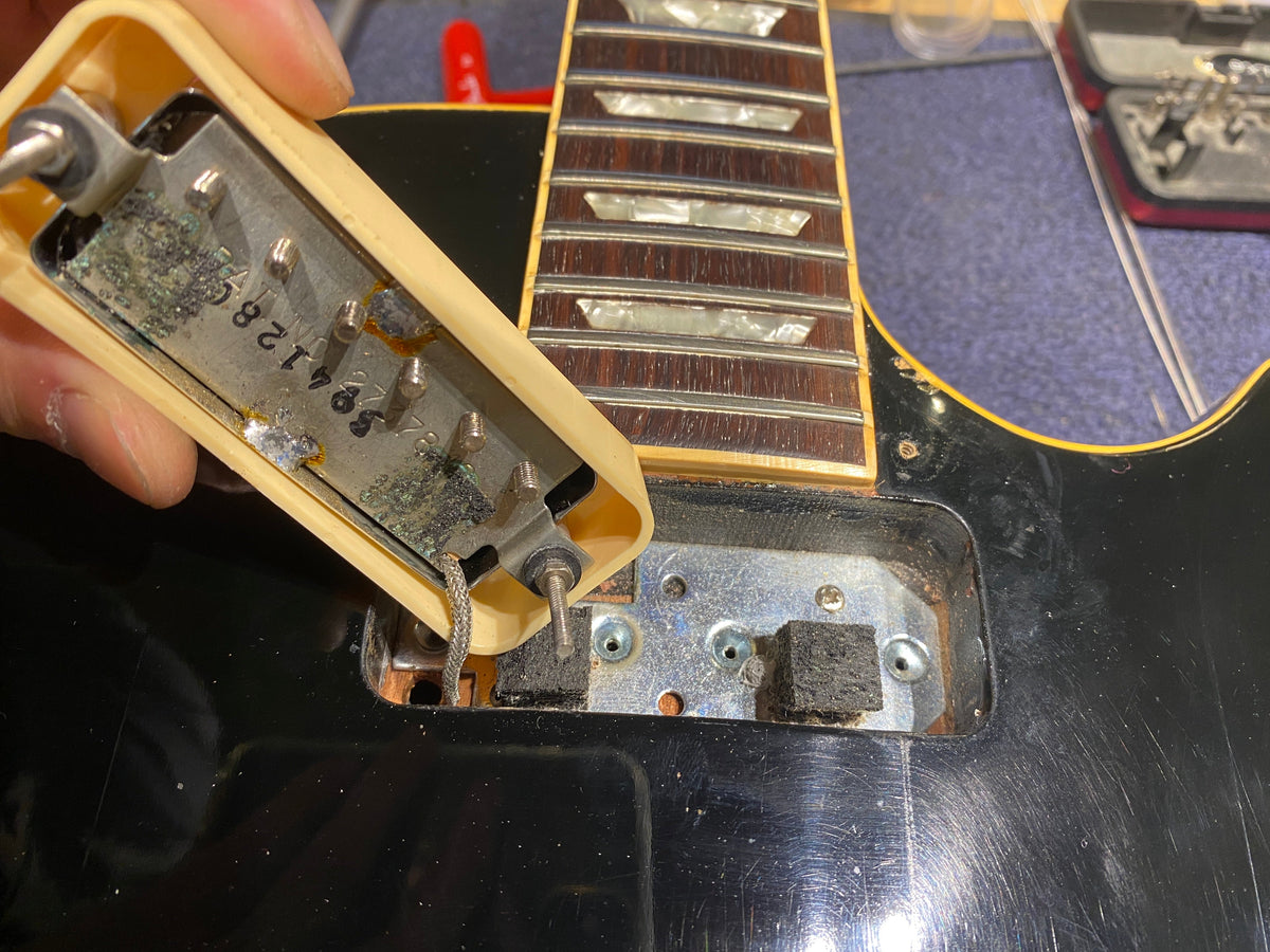 Gibson Les Paul Deluxe Ebony 1980 - View 13 | MusicMarket