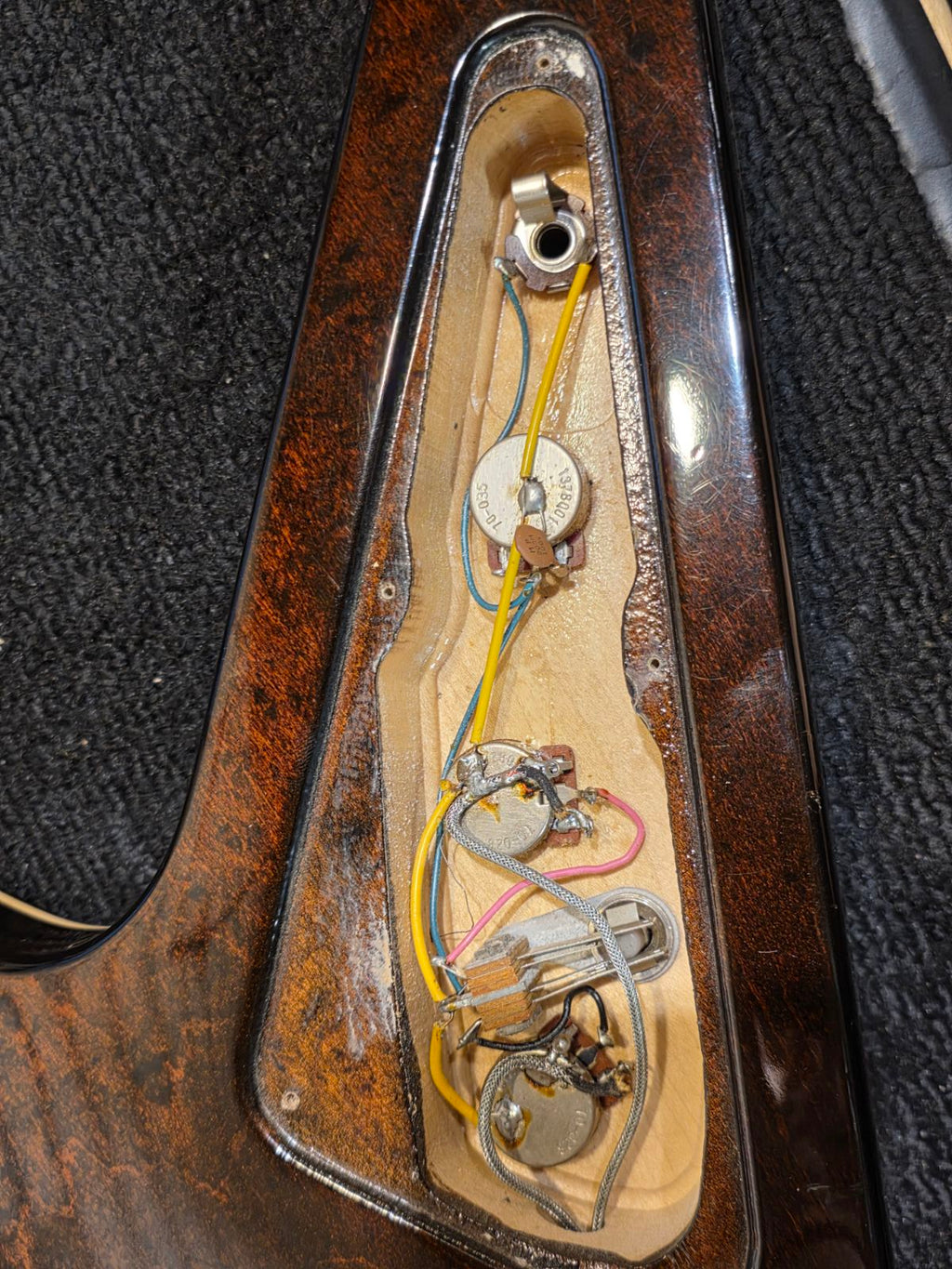 Gibson The V Sunburst 1981 - View 10 | MusicMarket