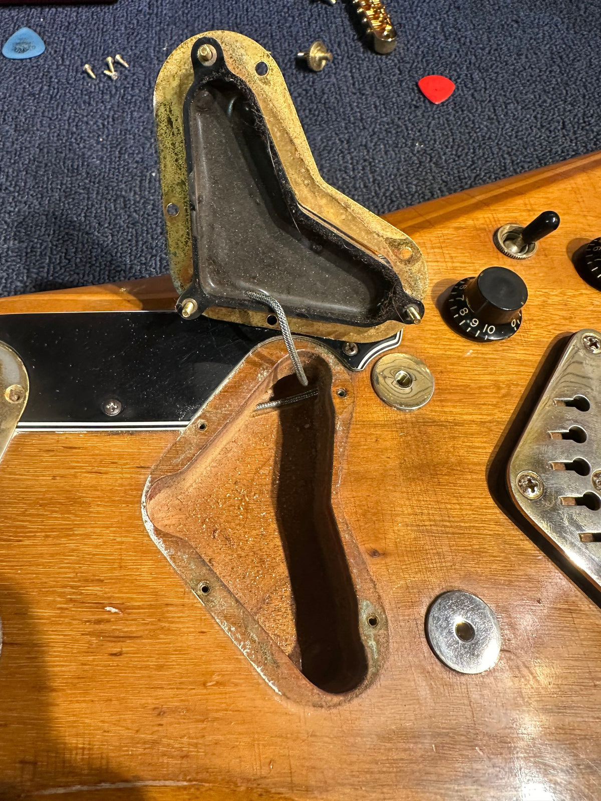 Gibson V2 Natural 1980 - View 12 | MusicMarket
