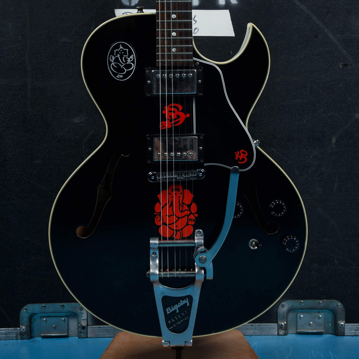 Gibson ES-135 Black 1998 - View 3 | MusicMarket