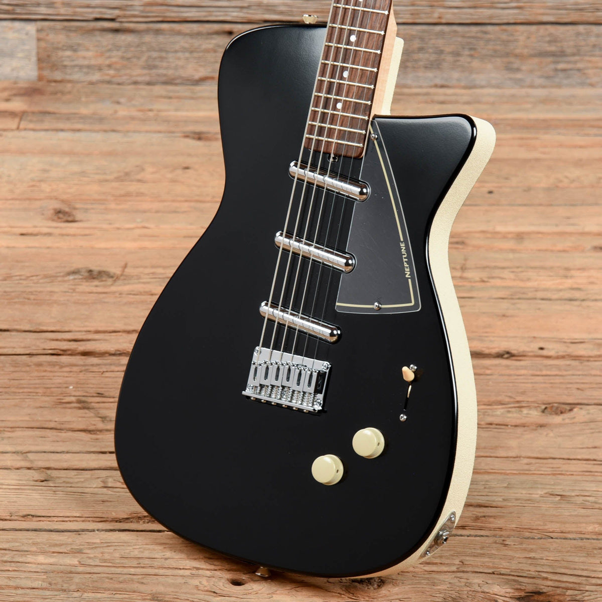 Jerry Jones Neptune Baritone Black - View 2 | MusicMarket
