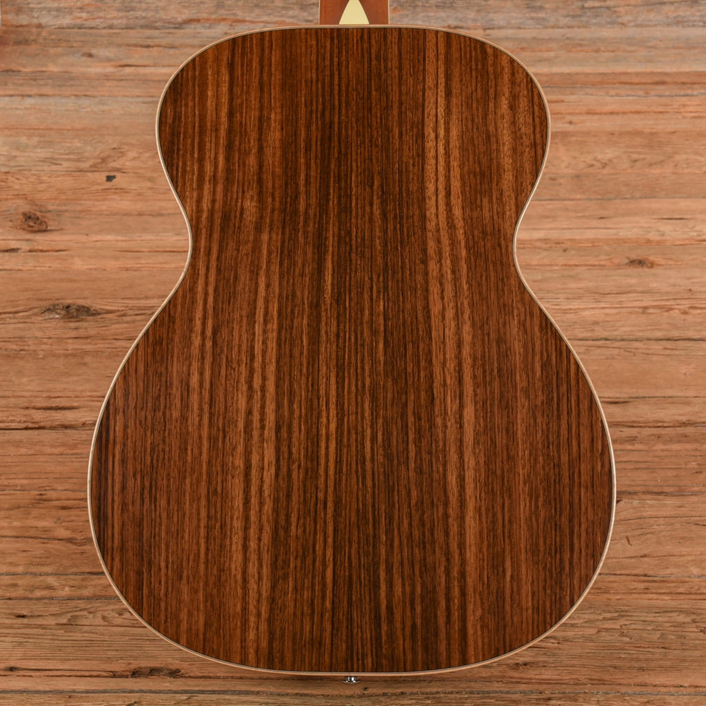Larrivee OM-09 Natural 2004 - View 3 | MusicMarket