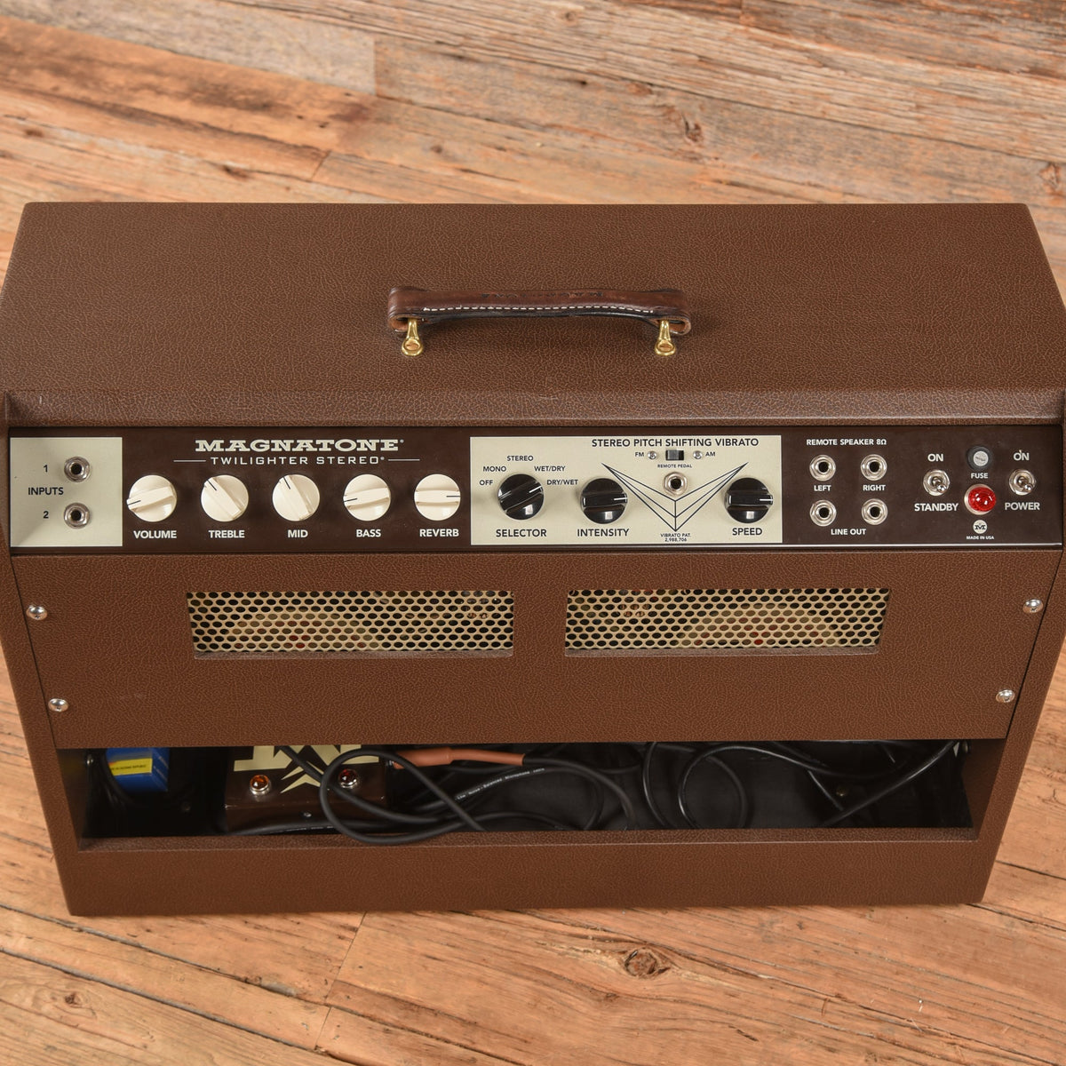 Magnatone Twilighter Stereo 22+22-Watt 2x12" Guitar Combo - View 4 | MusicMarket