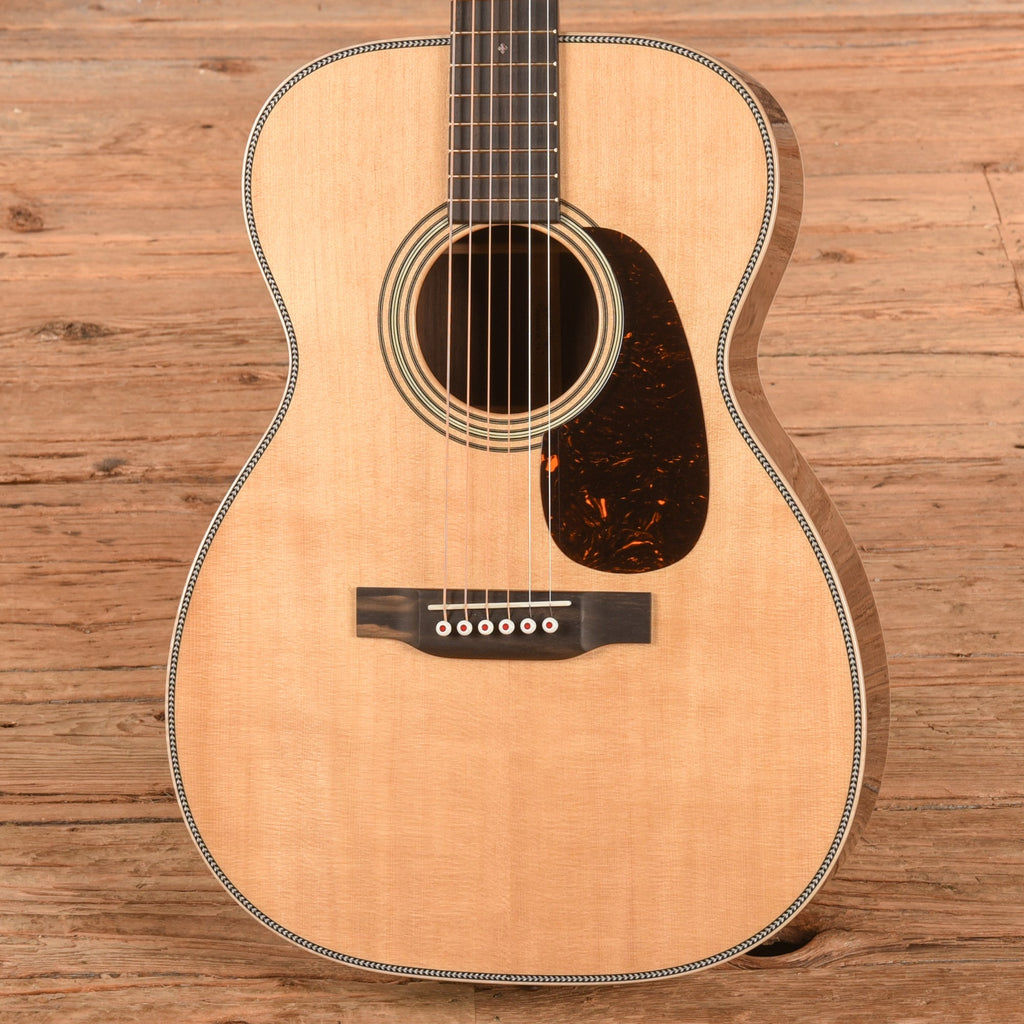 Martin 00-28 Modern Deluxe Natural 2024 - View 2 | MusicMarket
