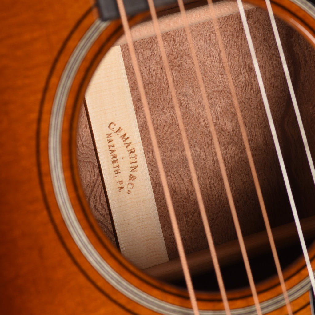 Martin Custom Shop 00-18 Style Grand Concert Sitka Spruce VTS/Quilted Pommele Sapele Ambertone 1933 - View 11 |