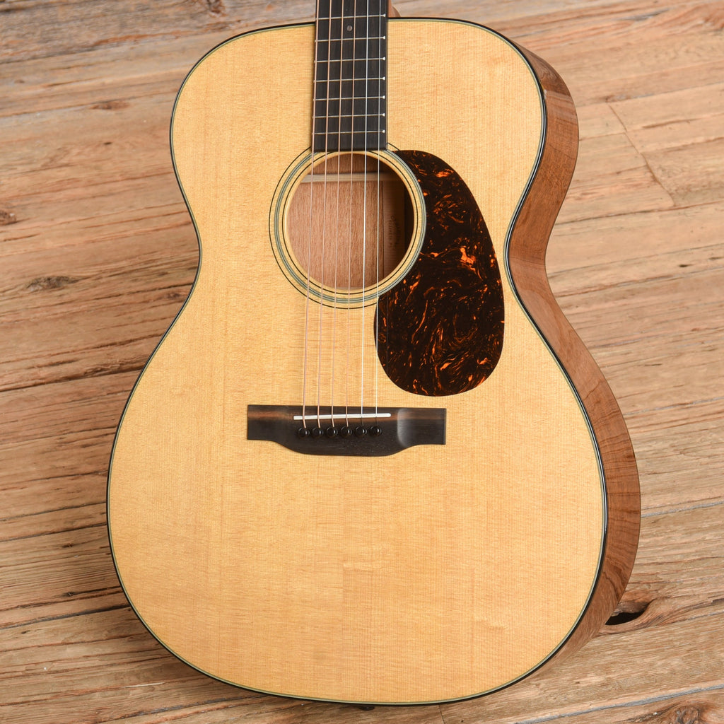 Martin Standard Series 000-18 Natural - View 2 | MusicMarket