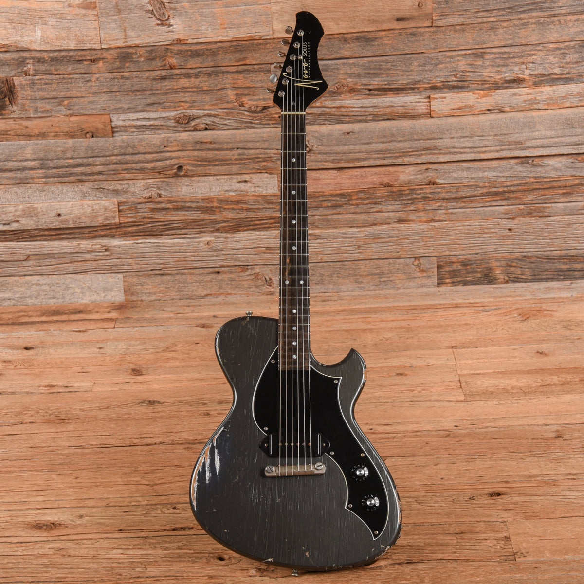 Novo Solus M1 Charcoal Frost 2023 - View 4 | MusicMarket