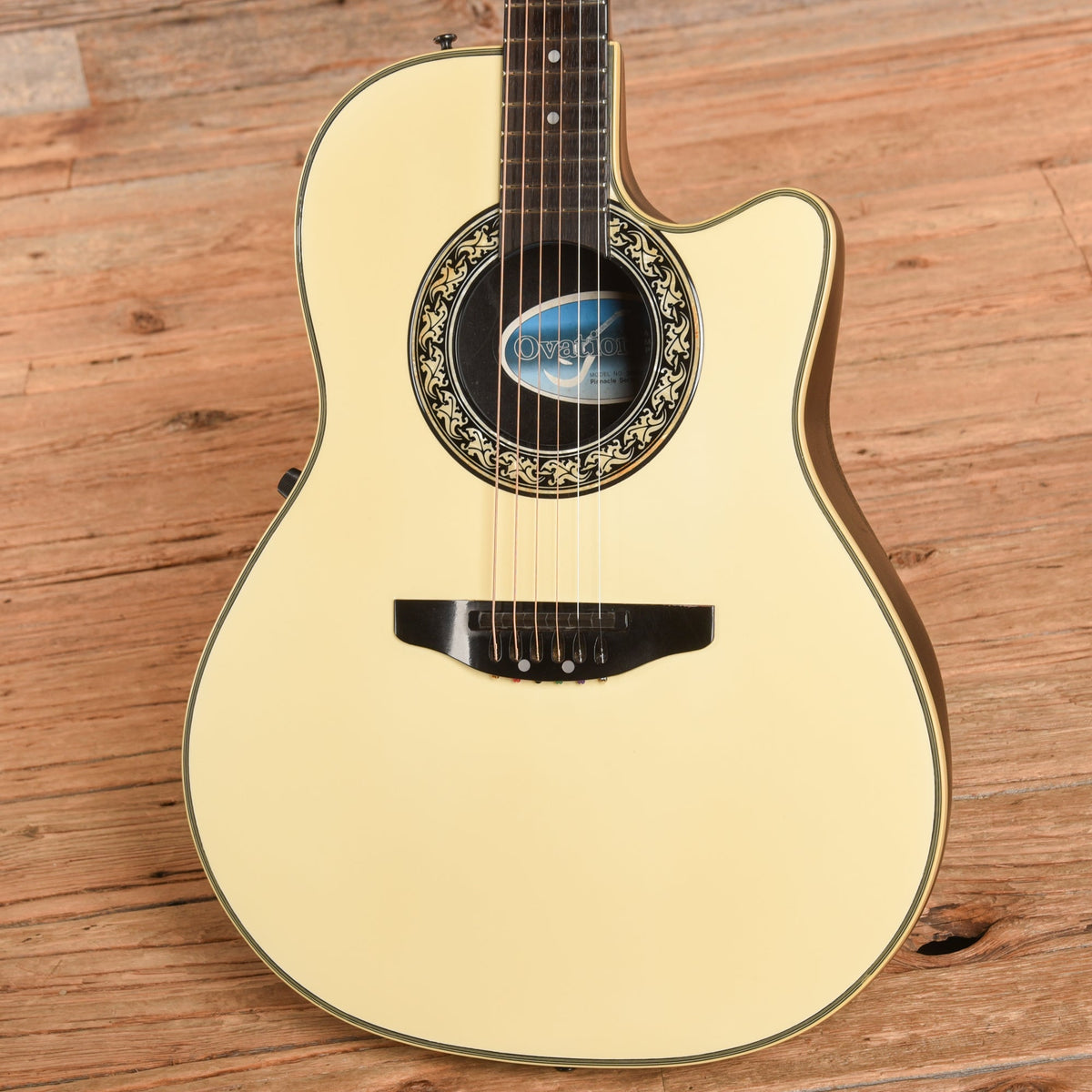 Ovation 3862 White - View 2 | MusicMarket