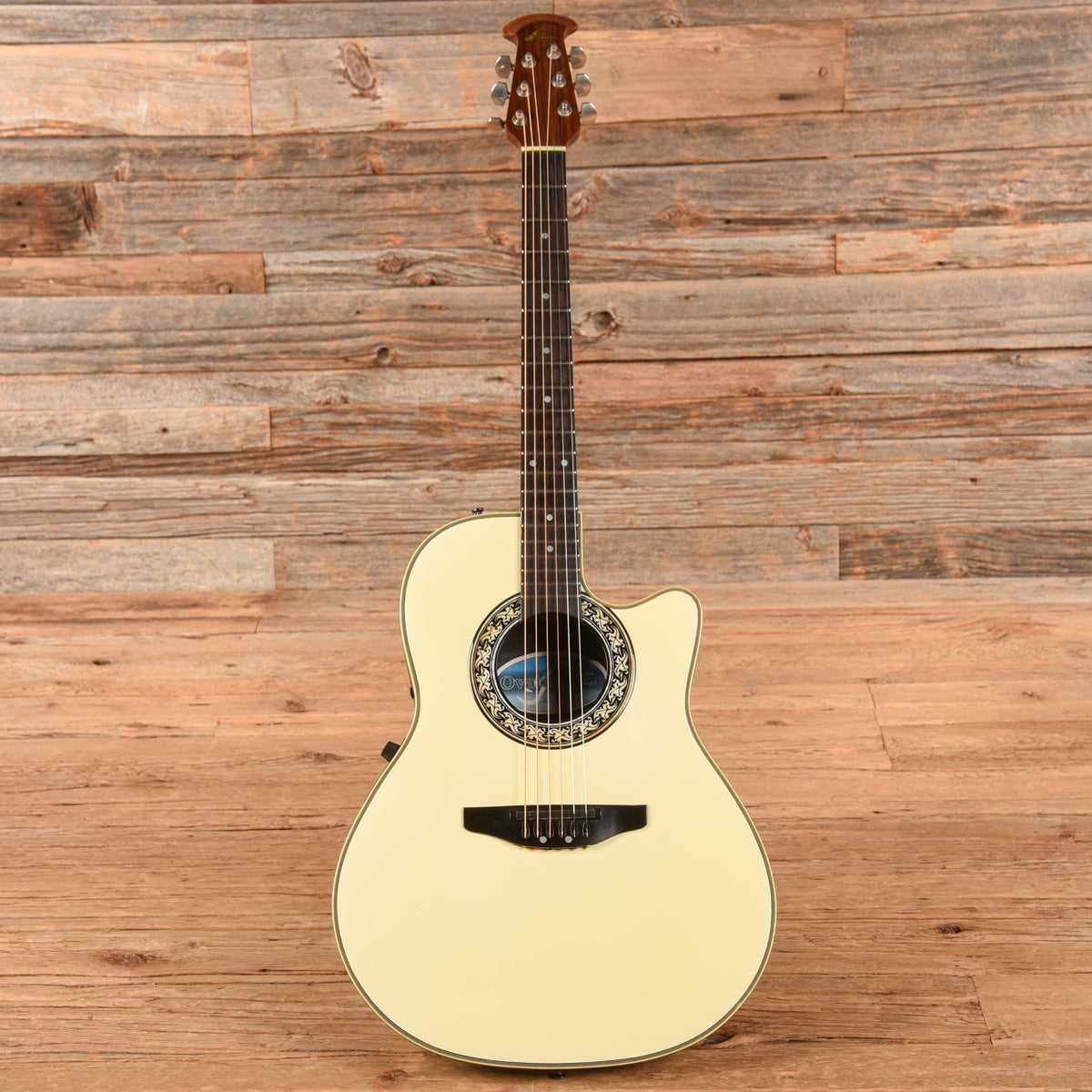 Ovation 3862 White - View 4 | MusicMarket