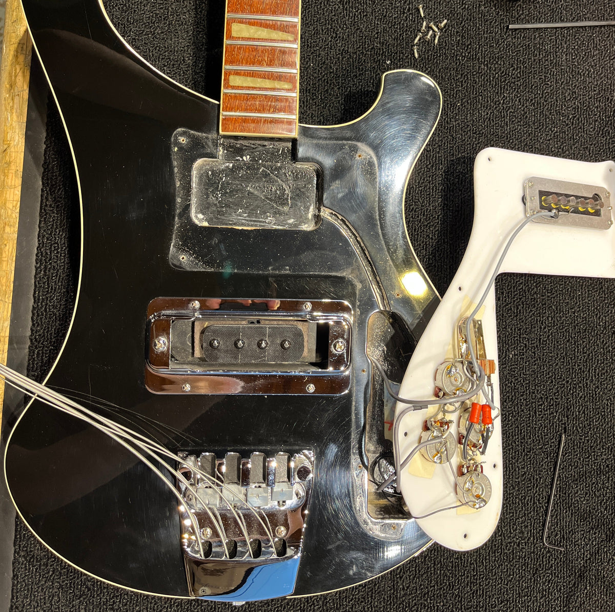 Rickenbacker 4003 Jetglo 1989 - View 11 | MusicMarket