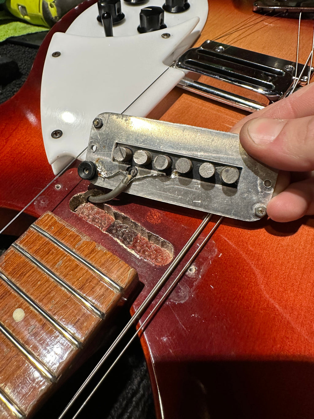 Rickenbacker Rose Morris Fireglo 1964 - View 17 | MusicMarket