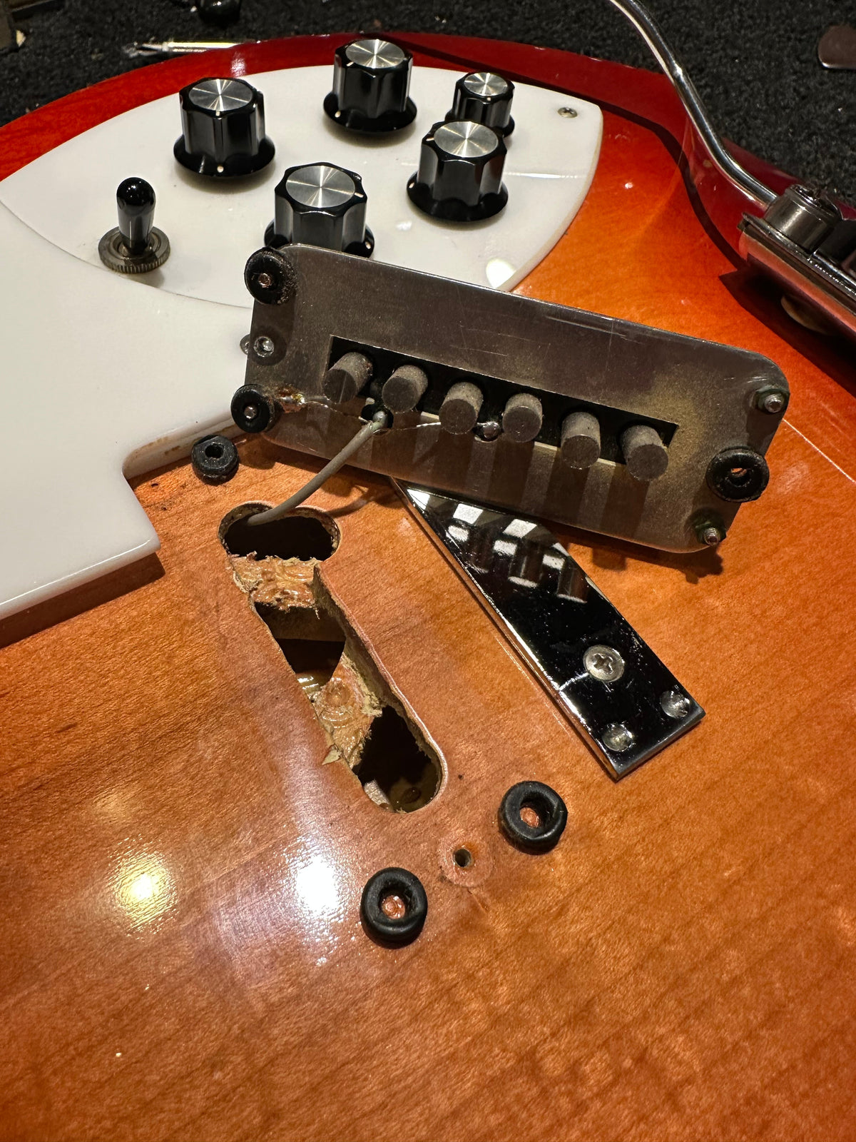 Rickenbacker 330 w/Added Trem Fireglo 1966 - View 15 | MusicMarket