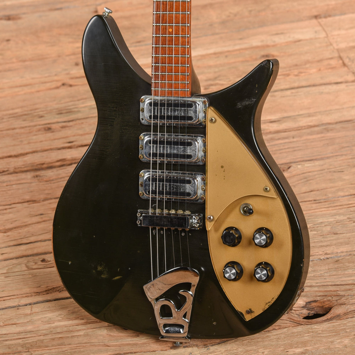 Rickenbacker 320 B Jetglo 1982 - View 2 | MusicMarket