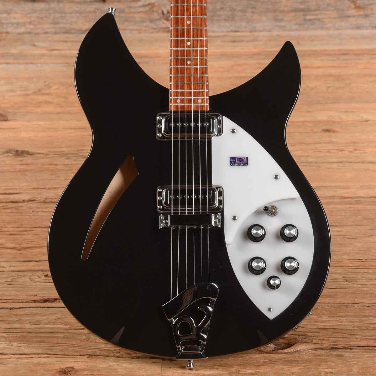 Rickenbacker 330 Jetglo 2008 - MusicMarket