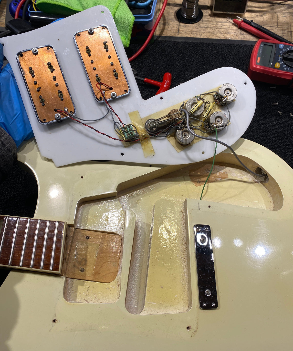 Rickenbacker 481 White 1975 - View 11 | MusicMarket