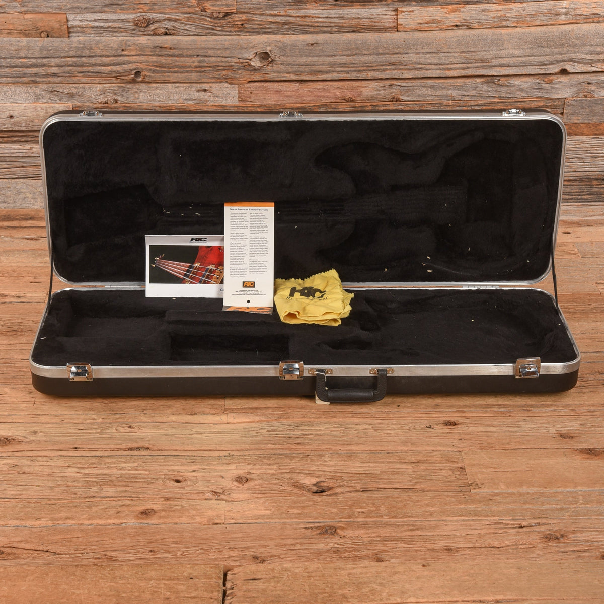 Rickenbacker 650D Dakota Walnut Walnut 2005 - View 9 | MusicMarket