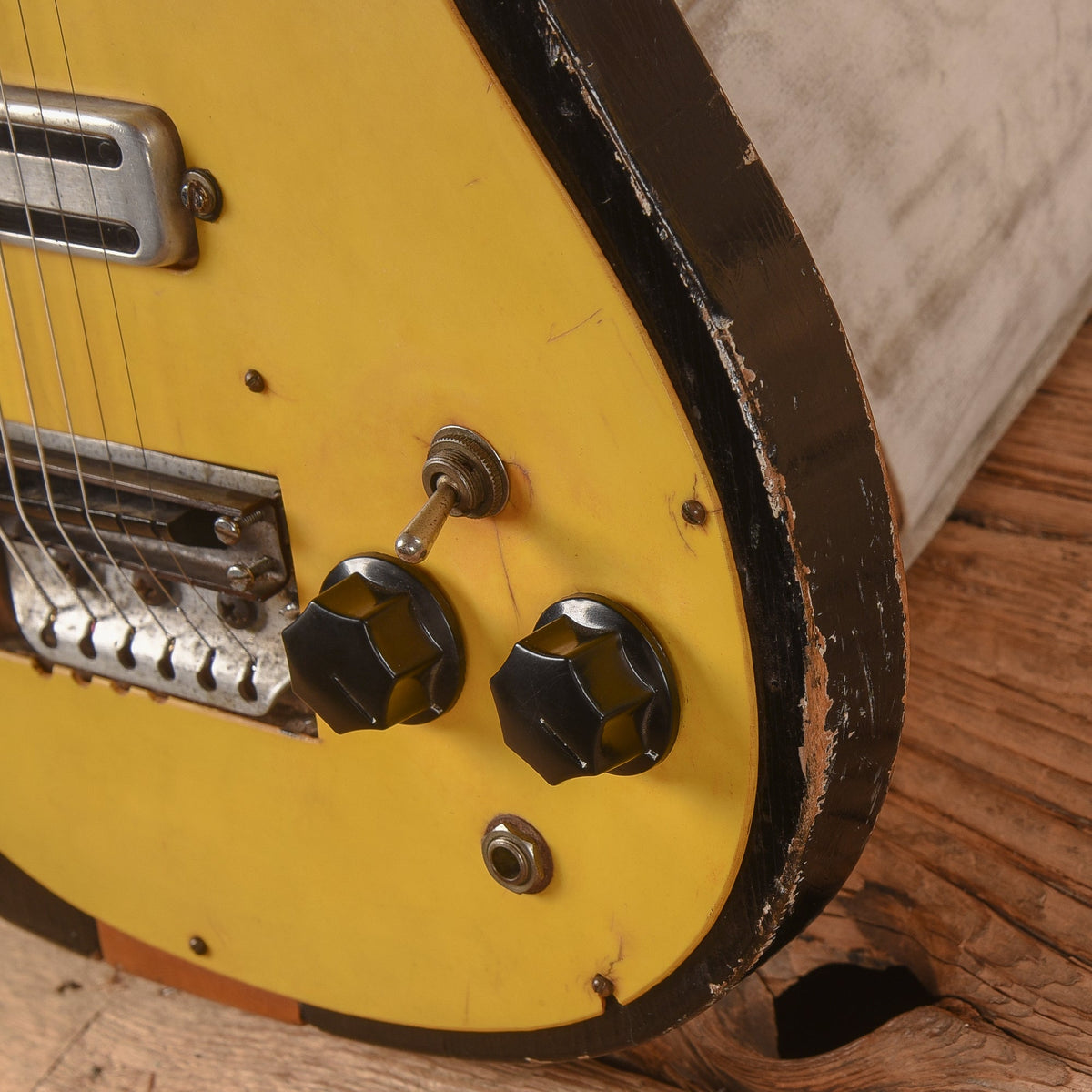 Rickenbacker Model 1000 Jetglo 1957 - View 11 | MusicMarket