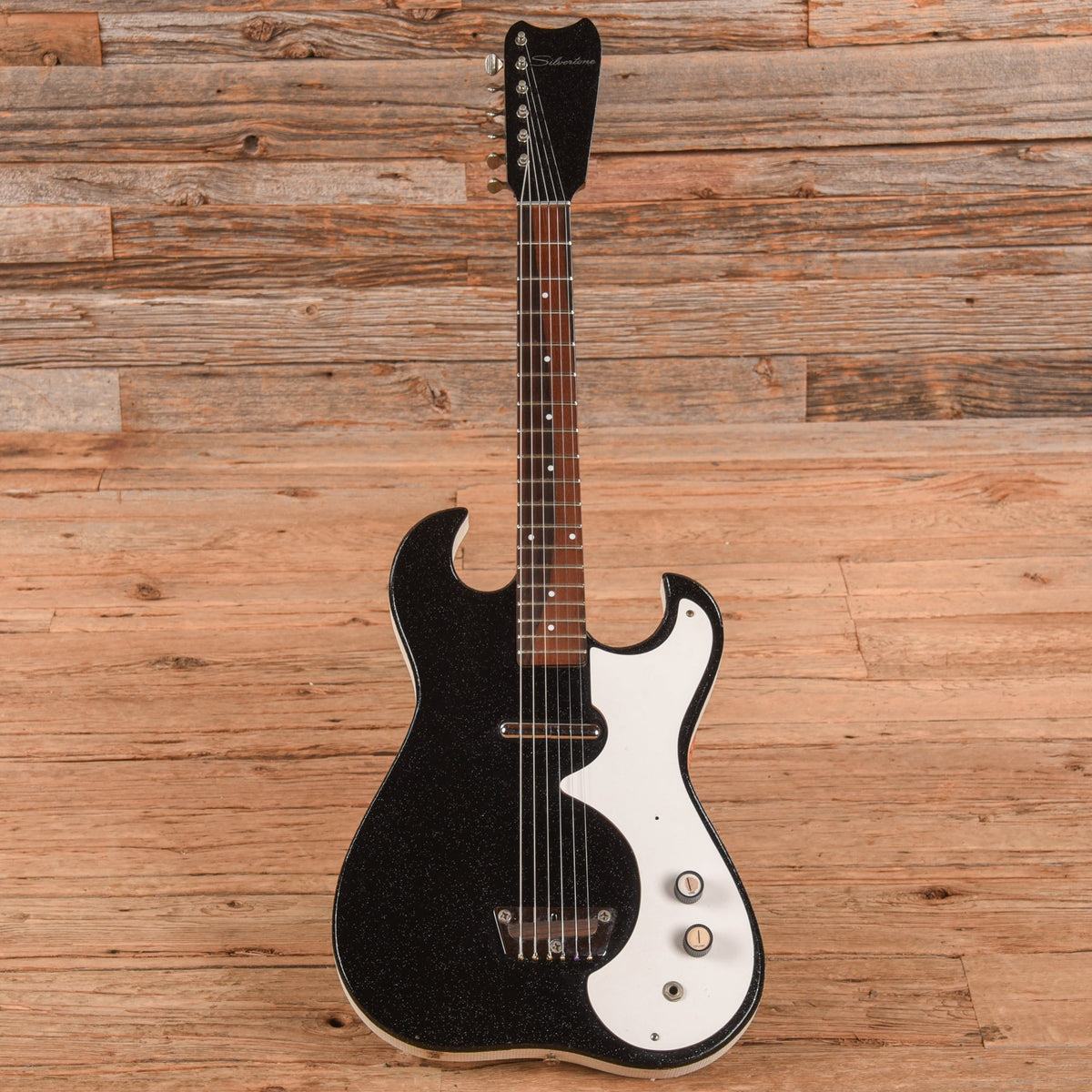 Silvertone Model 1448 w/ Amp in Case Black 1960s - View 4 | MusicMarket