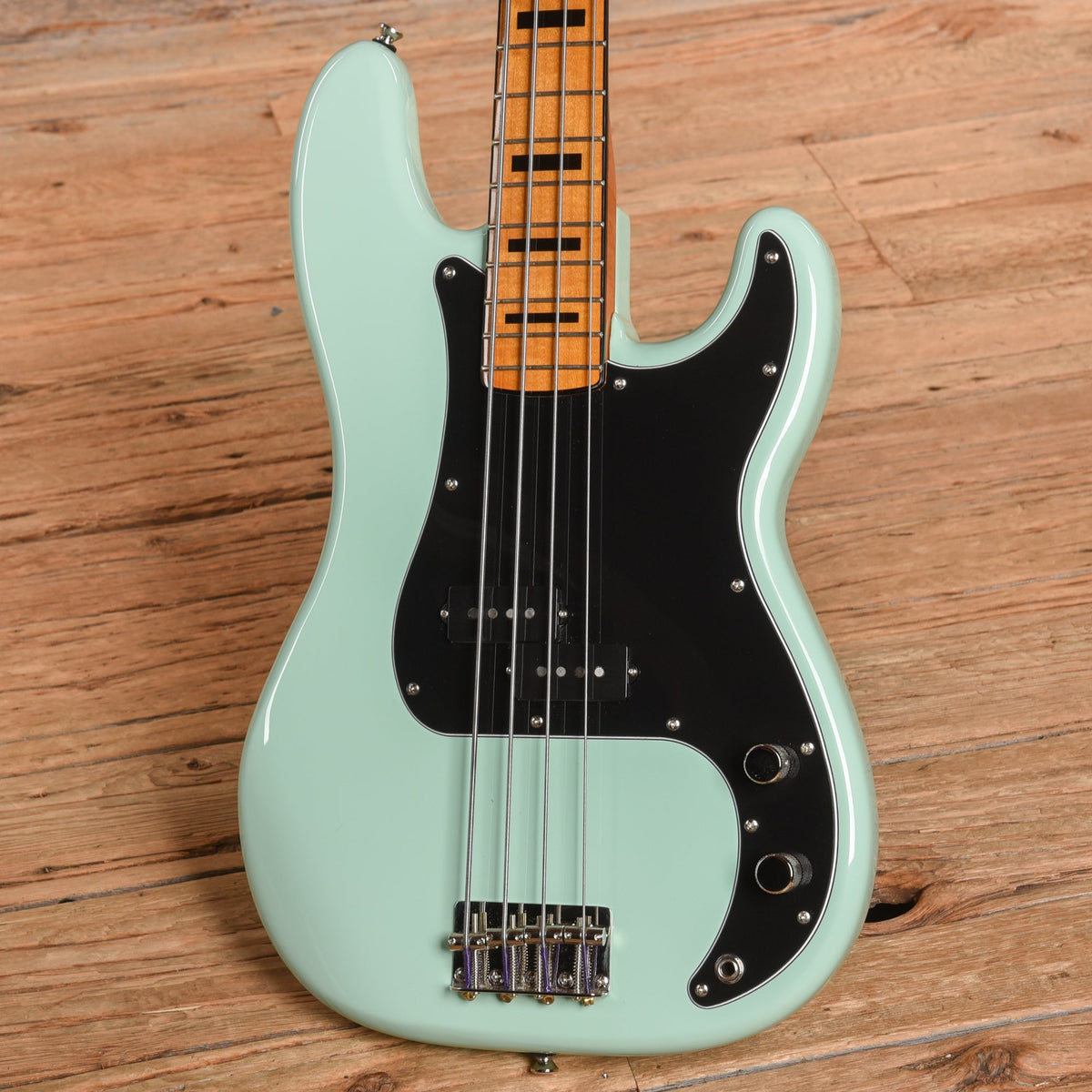 Squier Classic Vibe '70s Precision Bass Surf Green 2022 - View 2 | MusicMarket