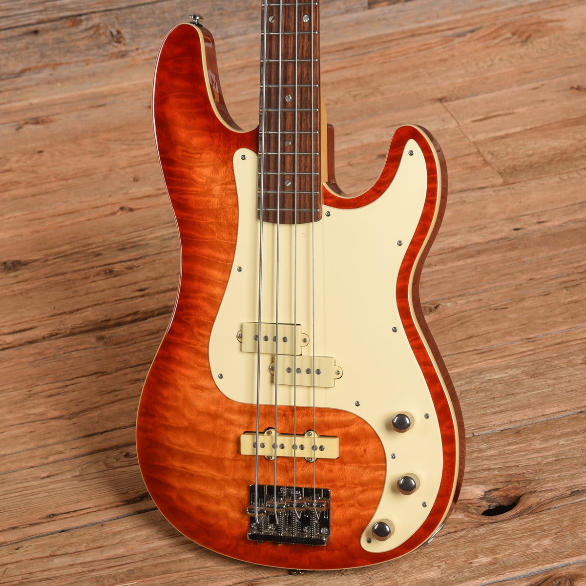 St. Blues King Bass Sunburst - View 2 | MusicMarket