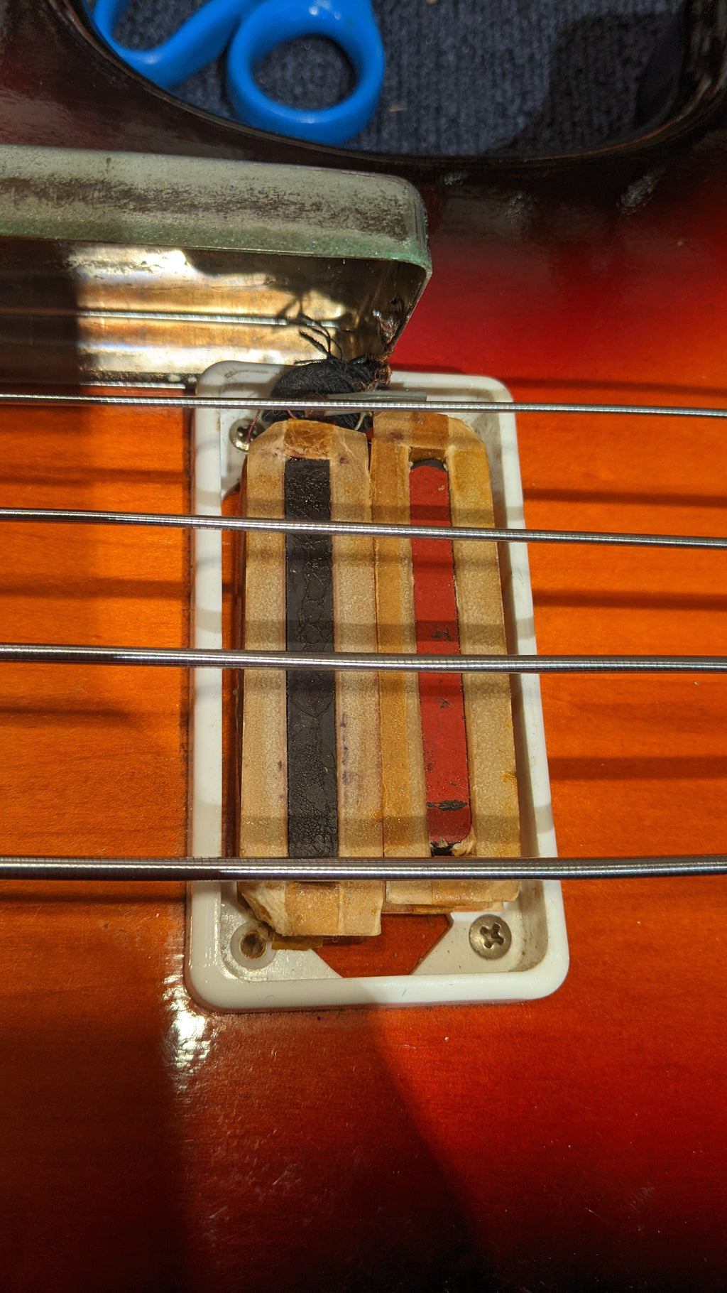Supro Violin Bass Sunburst 1960s - View 12 | MusicMarket