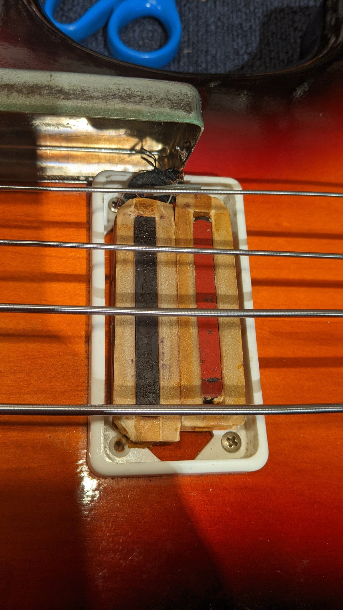 Supro Violin Bass Sunburst 1960s - View 12 | MusicMarket