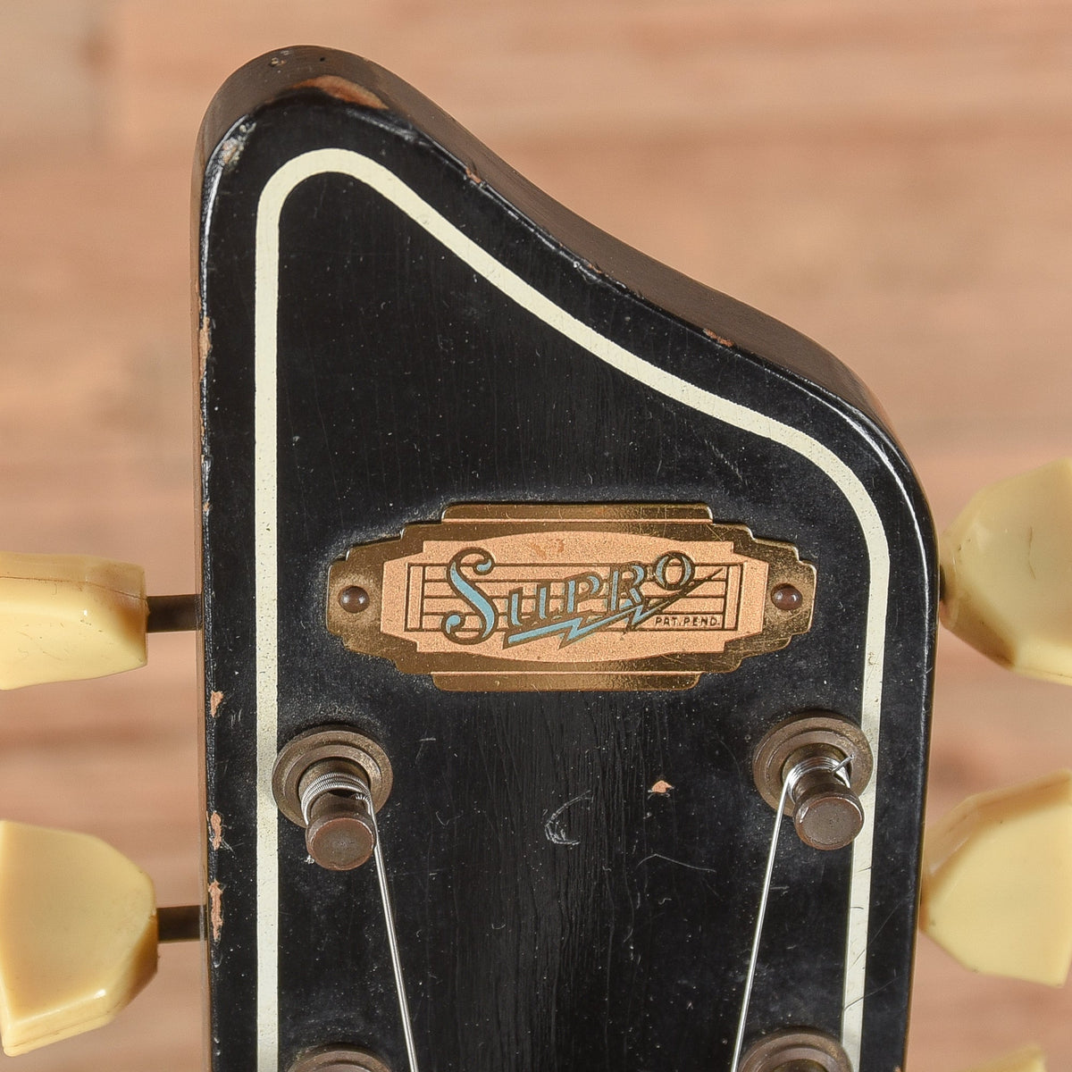 Supro Triple-Tone Guitar Model 1575 Black 1959 - View 10 | MusicMarket