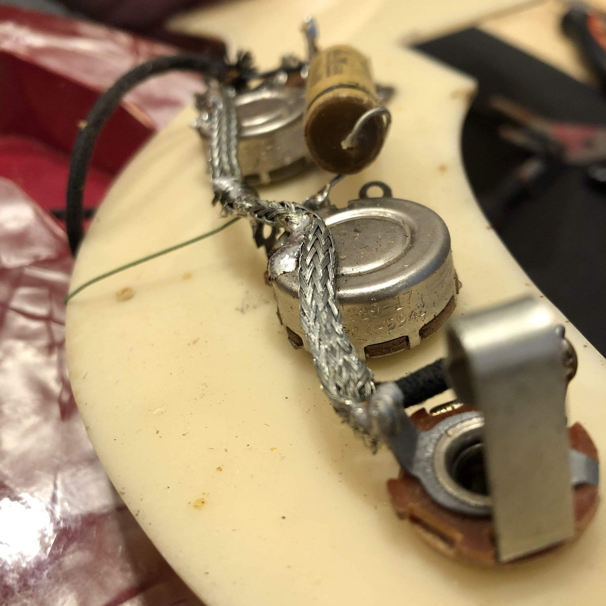 Supro Belmont 1570 Maroon MOTS 1960 - View 8 | MusicMarket