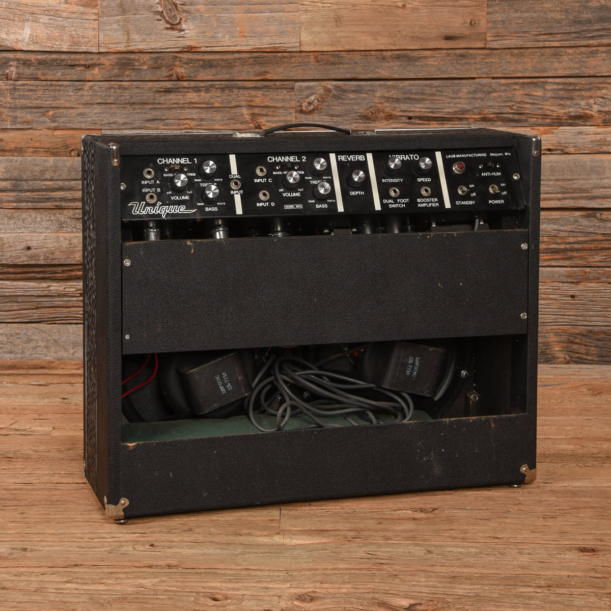 Unique 26R 2x10" Guitar Combo Amp - View 2 | MusicMarket