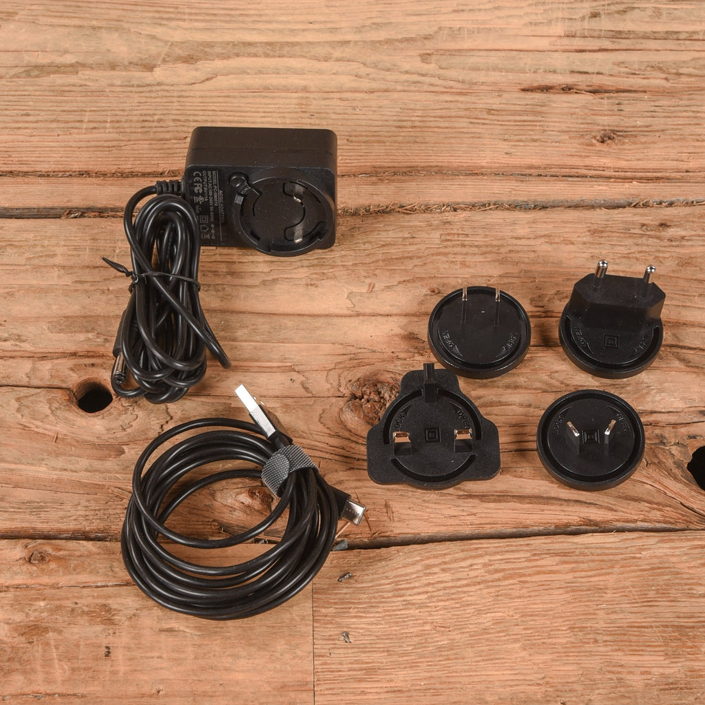 Vongon Replay 6-Voice Virtual Analog Synthesizer Black - View 3 | MusicMarket