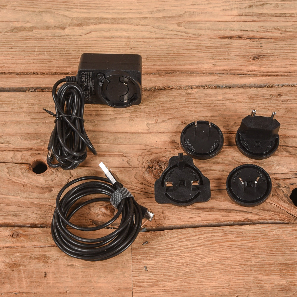 Vongon Replay 6-Voice Virtual Analog Synthesizer Black - View 3 | MusicMarket