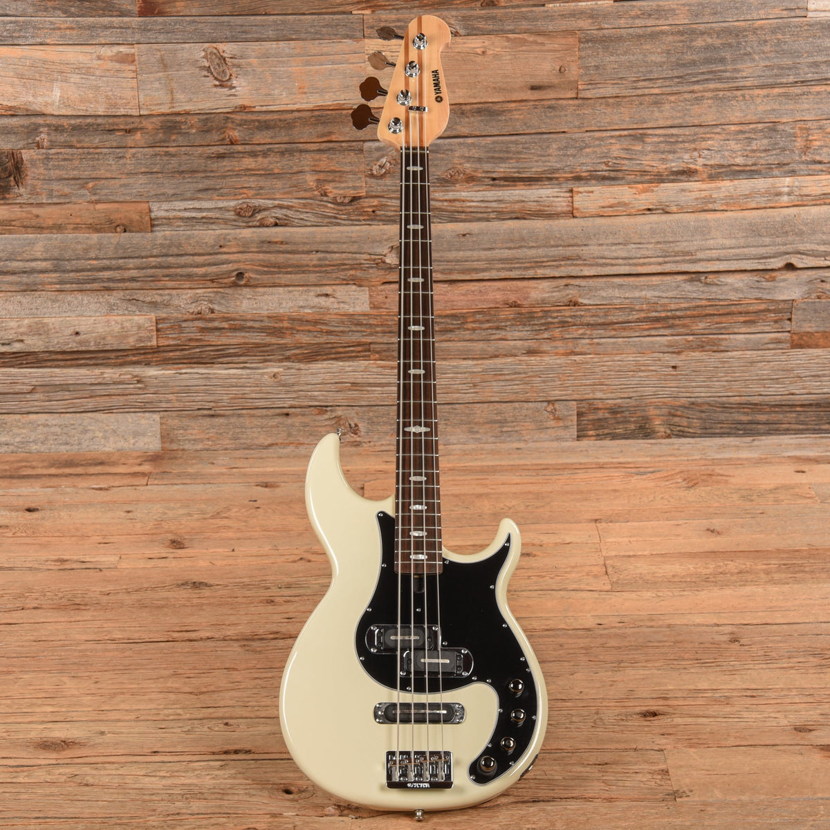 Yamaha BB1024X White - View 4 | MusicMarket
