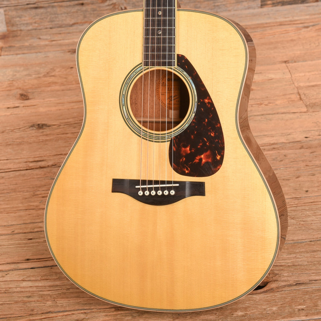 Yamaha LL16M Jumbo Acoustic Natural - View 2 | MusicMarket